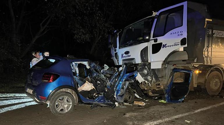 Bartında korkunç kaza Otomobil ile kamyon kafa kafaya çarpıştı: 5 ölü