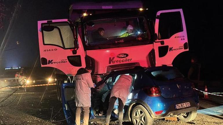 Bartında korkunç kaza Otomobil ile kamyon kafa kafaya çarpıştı: 5 ölü