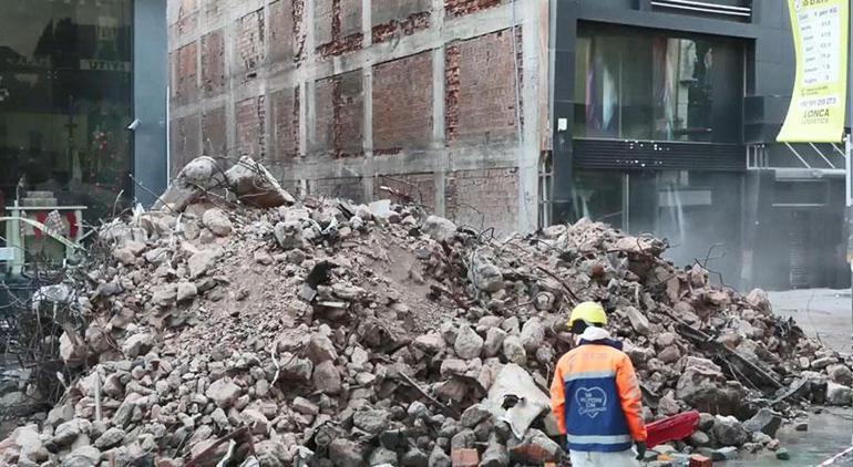 İstanbulda çöken binada enkaz altında kalan işçiyi kurtarma çalışmalarında 50’nci saat