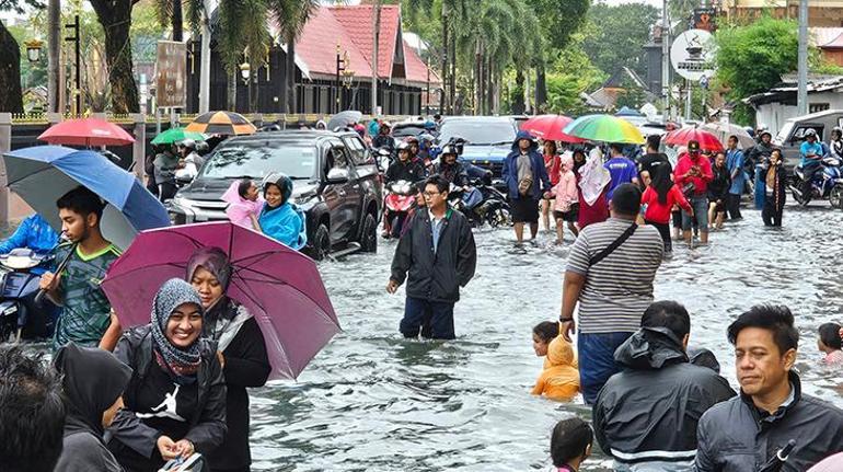 Malezya felaketi yaşıyor Sel,150 bin kişiyi evinden etti