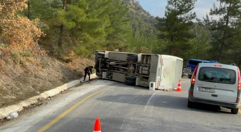 Sakarya’da midibüs devrildi 7 öğrenci, 2 öğretmen ve şoför yaralandı