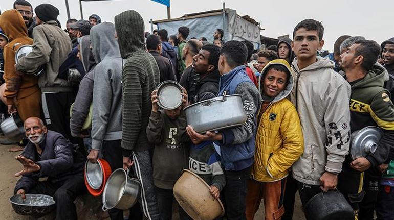 Gazzedeki hükümet: İsrail ordusu yardımları çalan çetelerle işbirliği yapıyor