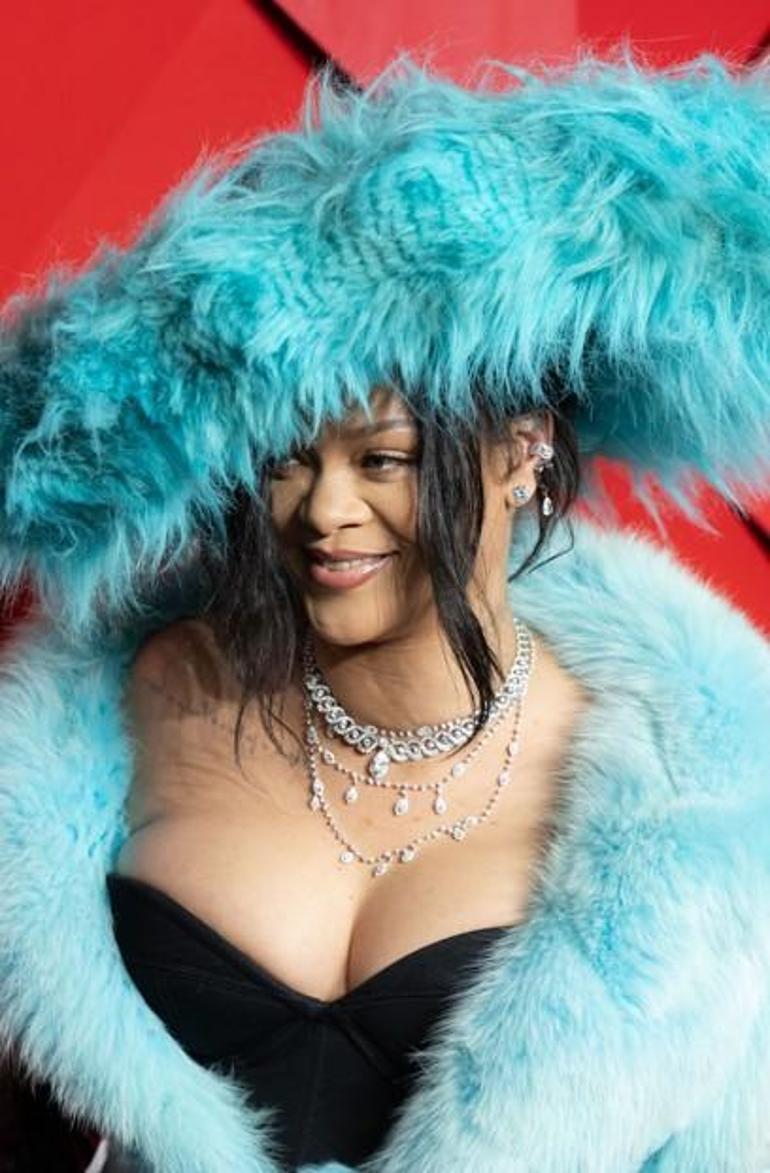 Moda dünyasının en şıkları açıklandı Rihanna devasa şapkasıyla dikkat çekti