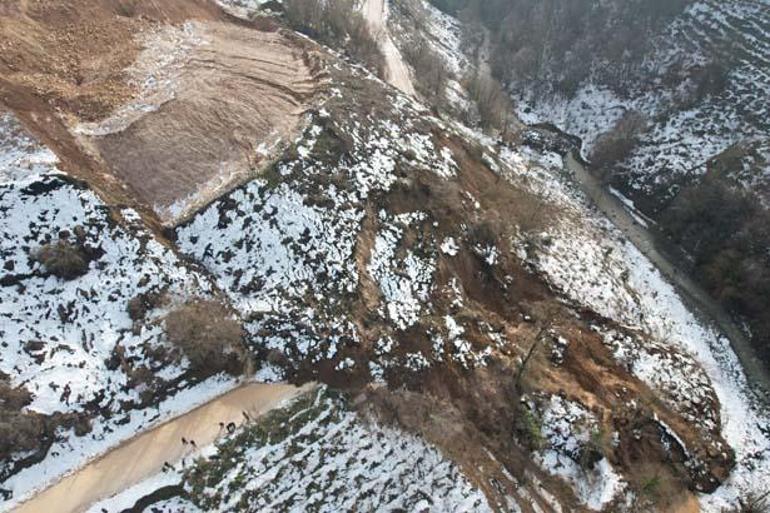 Düzcede heyelan 2 köy yolu ulaşıma kapandı