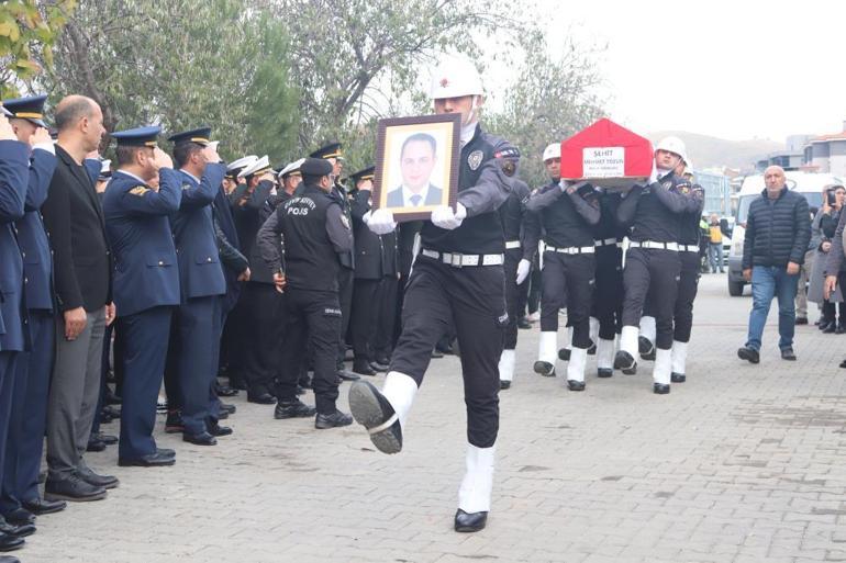 Şehit Mehmet Tozun son yolculuğuna uğurlandı Babaya son bakış