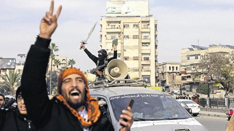 Hama’da halk, hıncını heykellerden çıkardı