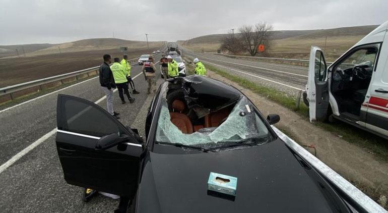 TIRdan fırlayan teker seyir halindeki otomobilin tavanına düştü 1 ölü