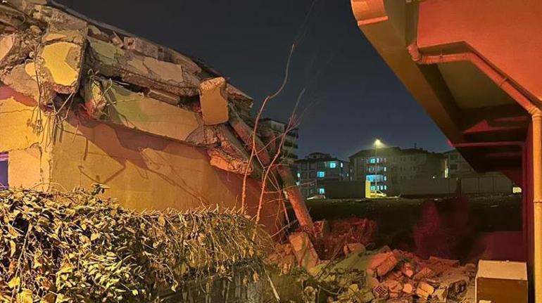 Deprem oldu sandılar Malatyada hasarlı bina bir anda çöktü