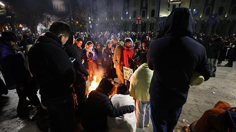 Gürcistanda AB yanlısı protesto Göstericiler, parlamento binasına taş attı