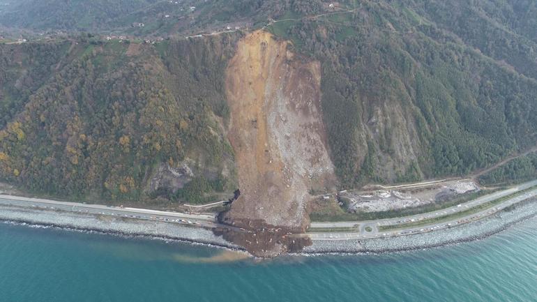 Karadeniz Sahil Yolunda heyelan 4 gençten haber alınamıyor