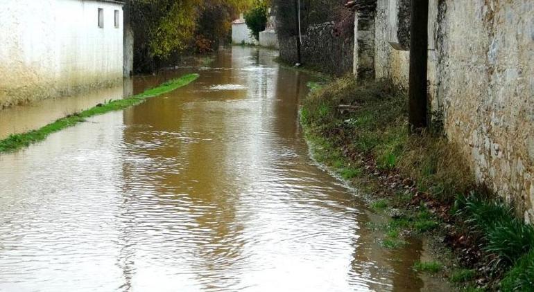 Muğlada şiddetli sağanak su baskınlarına sebep oldu