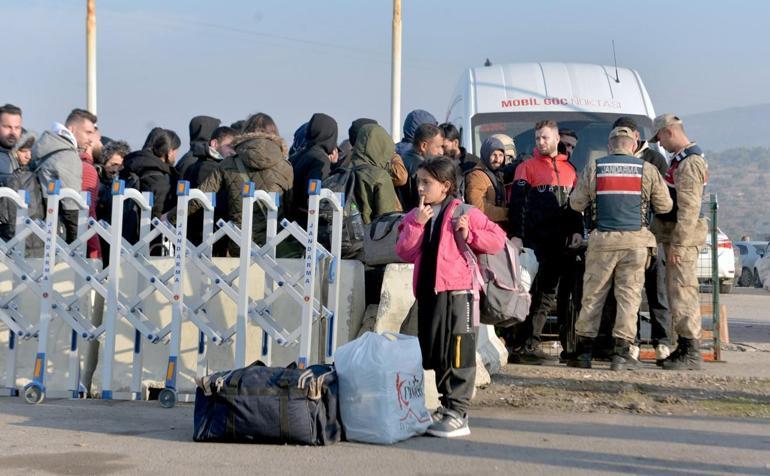 Suriyeliler ülkelerine dönüyor Türk halkına bizleri yıllarca misafir ettiği için teşekkür ediyoruz