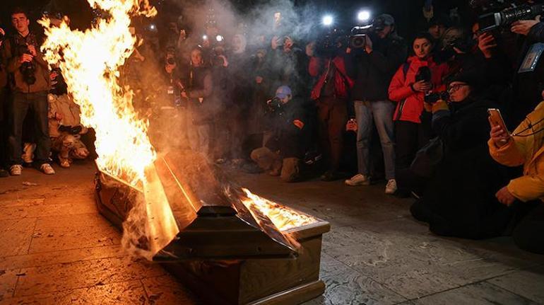 Gürcistanda sular durulmuyor Gösteriler 13 gündür sürüyor