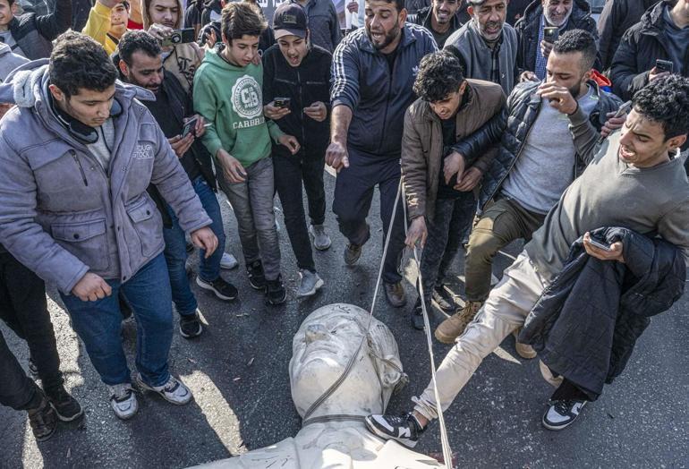 Esadın babası Hafız Esadın mezarı ateşe verildi