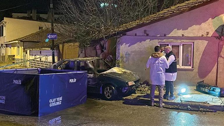 Edirnede katliam gibi kaza Duvara çarpan otomobil alev aldı: 4 ölü