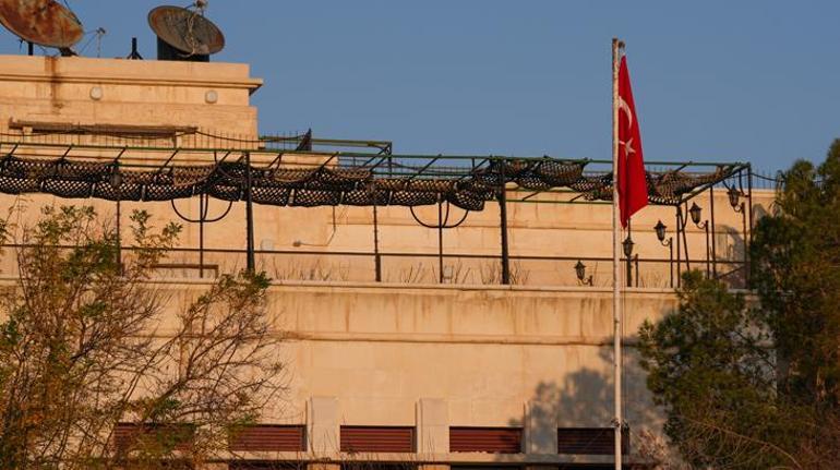 Son dakika... Şam büyükelçiliğine Türk bayrağı çekildi