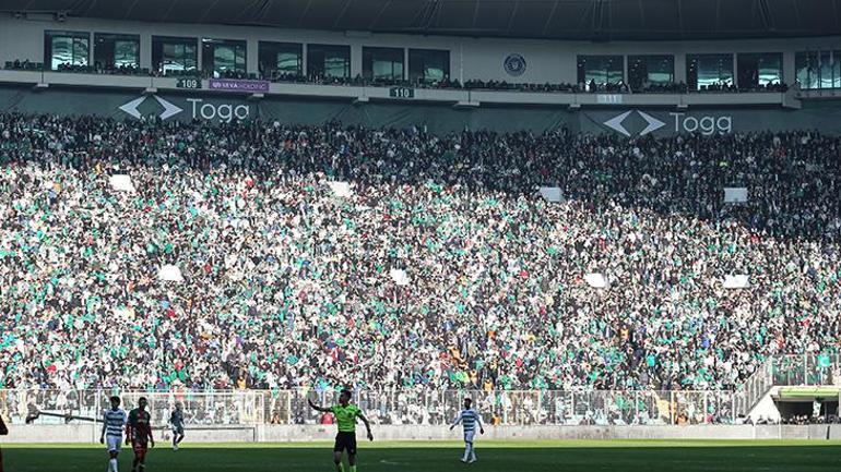 Bursaspor - Karşıyaka maçında binlerce taraftar tribünde yer aldı