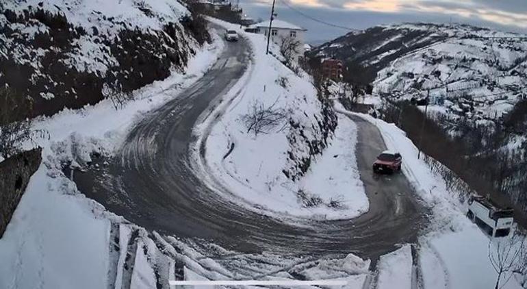 Korkunç kaza anbean kaydedildi Minibüs önce taklalar attı, sonra dereye uçtu