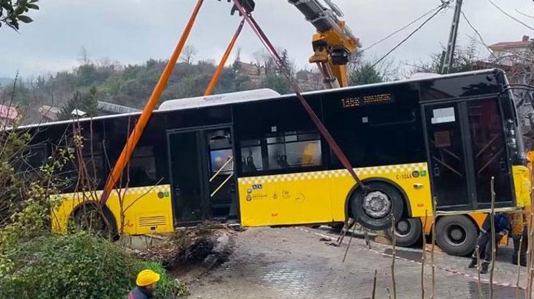 Beykozda İETT otobüsü evin bahçesine düştü