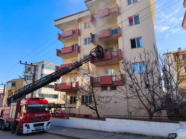 3 yaşındaki çocuk çakmakla oynarken evi yaktı