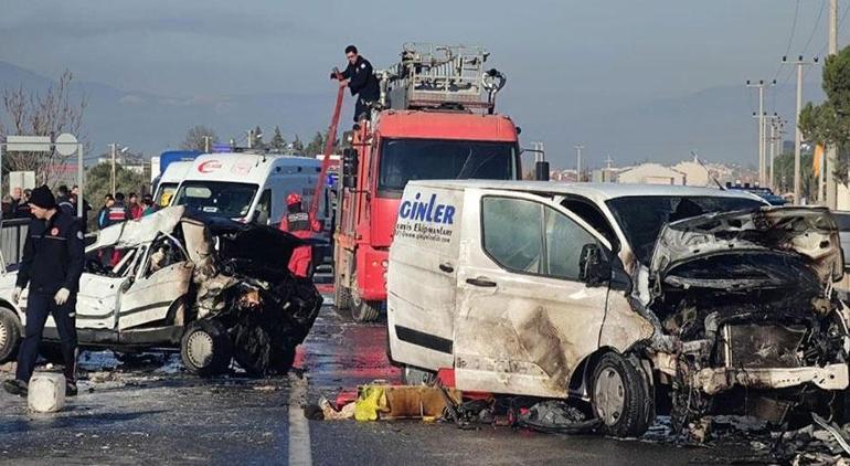 Zincirleme kazada ortalık savaş alanına döndü İki araç alev aldı