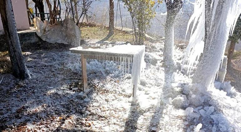 Su borusu patladı ağaçta buz sarkıtları oluştu