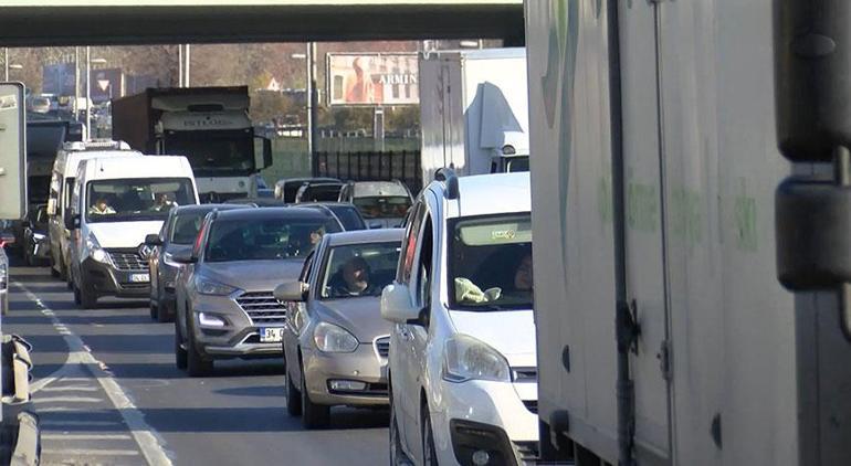 Bahçelievler D-100de trafik felç Üst geçitten geçemeyen TIR yolu tıkadı