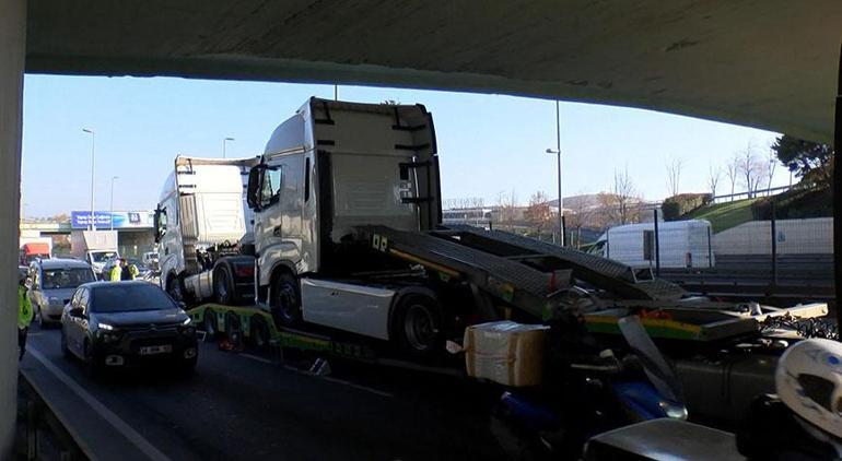 Bahçelievler D-100de trafik felç Üst geçitten geçemeyen TIR yolu tıkadı