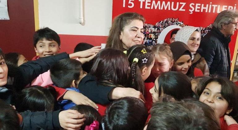 47 yıldır aynı okulda görev yaptı Öğrencilerinin alkışlarıyla uğurlandı