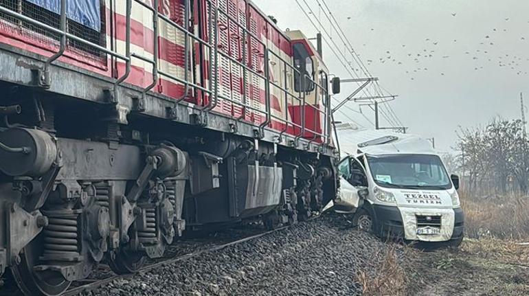 Kırklarelide yük treni fabrika servisine çarptı