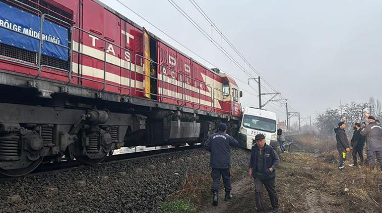 Kırklarelide yük treni fabrika servisine çarptı