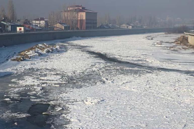 Şehir resmen buz kesti Dereler ve nehirler dondu