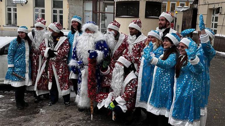 Noel Baba kılığına girdiler Rusya çocuk hastanesinde moral etkinliği