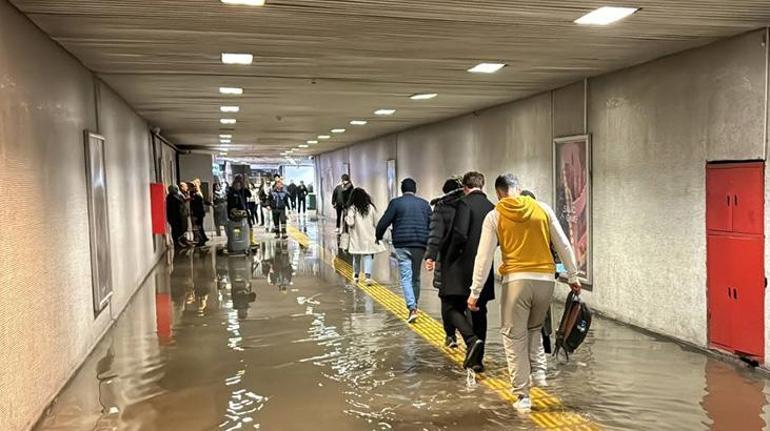 İstanbulda metro alt geçidini kanalizasyon suyu bastı Vatandaş zor anlar yaşadı