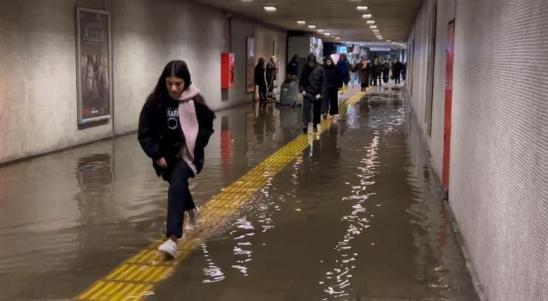 İstanbulda metro alt geçidini kanalizasyon suyu bastı Vatandaş zor anlar yaşadı