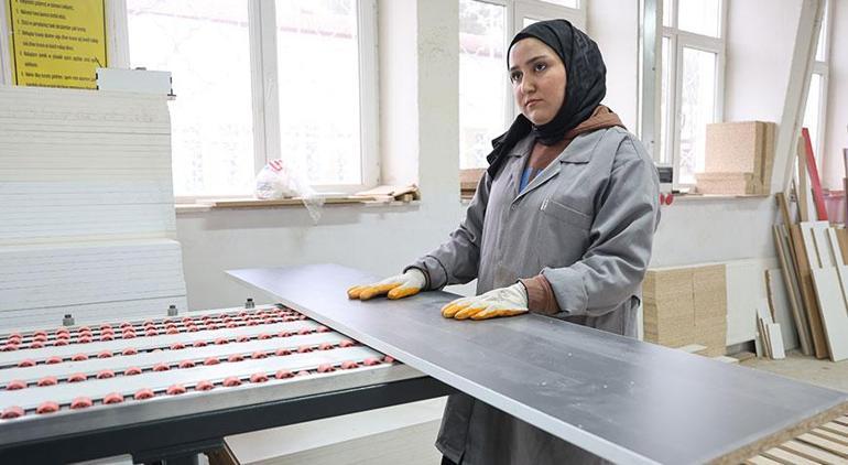 Kulağında kalem elinde çekiç Elifi gören şaşkına dönüyor