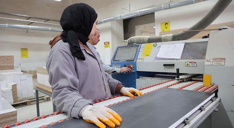 Kulağında kalem elinde çekiç Elifi gören şaşkına dönüyor