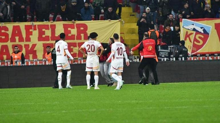 Galatasaray taraftarı sahaya inerek Muslera ile selfie çektirdi ortalık karıştı Oyun 5 dakika durdu