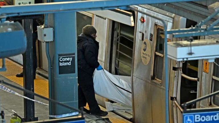 New York metrosunda vahşet Uyuyan yolcuyu ateşe verip yanarak ölmesini izledi