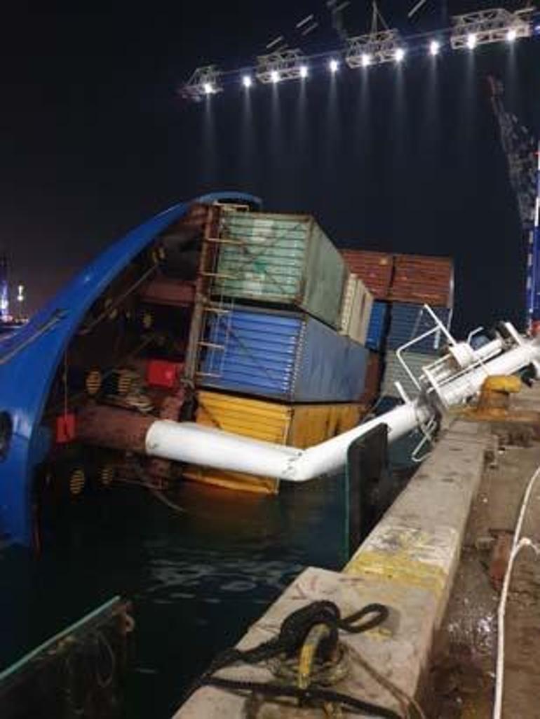 İstanbulda konteyner gemisi yan yattı Onlarca konteyner denize döküldü