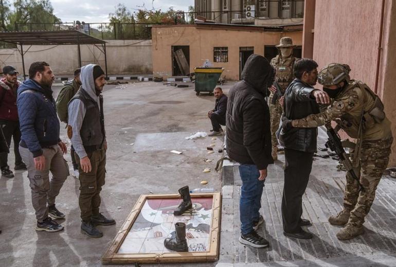 Fotoğraflar Suriyeden: Esad tablosuna basarak teslim oluyorlar