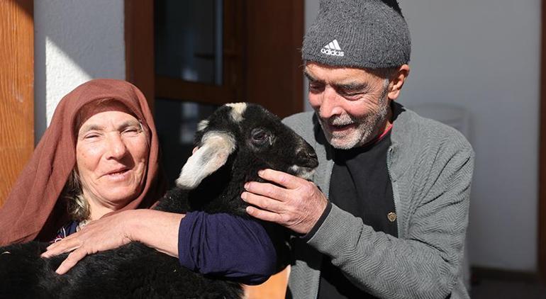 Kar fırtınasından AFAD ekiplerince kurtarılan yaşlı kadının büyük sevinci