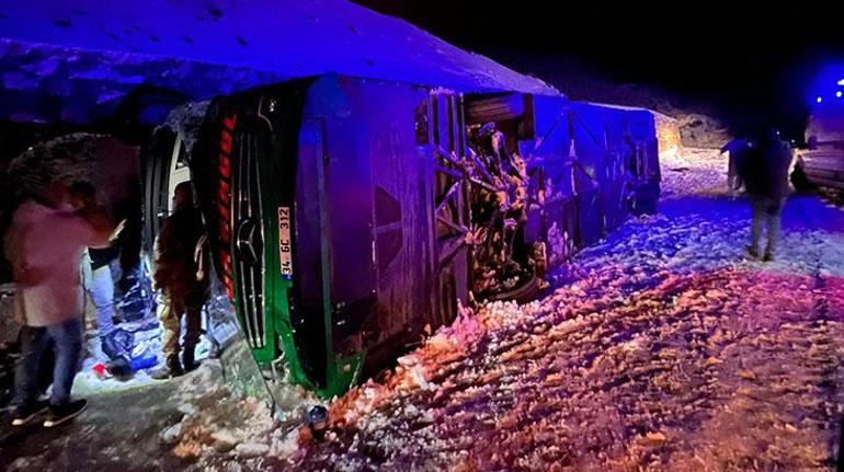 Son dakika... Bingölde yolcu otobüsü devrildi Ölü ve yaralılar var