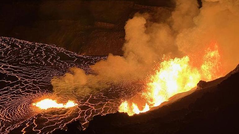 Kilauea Yanardağı uyandı Lavlar 80 metre yüksekliğe ulaştı