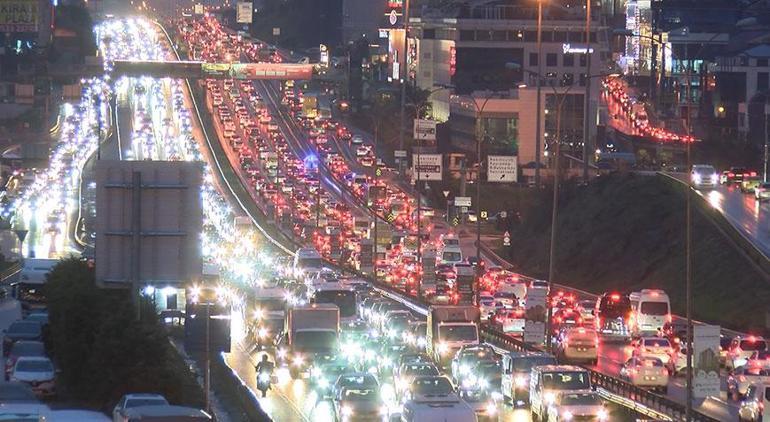 İstanbulda iş çıkış saatinde trafik yoğunluğu yüzde 89a ulaştı