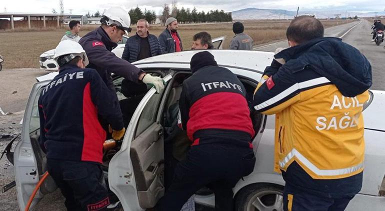 Otomobiller kafa kafaya çarpıştı Karı- koca öldü, yaralılar var