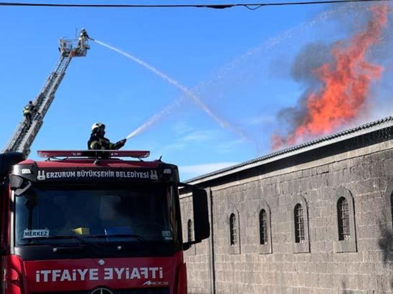 Askeriye deposu olarak kullanılan tarihi Taşambarlarda yangın