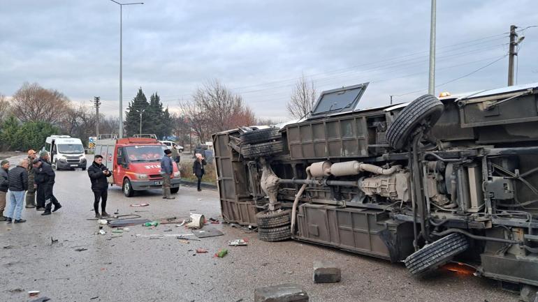 Balıkesirde okul servisi ile TIRın çarpıştığı kaza kamerada