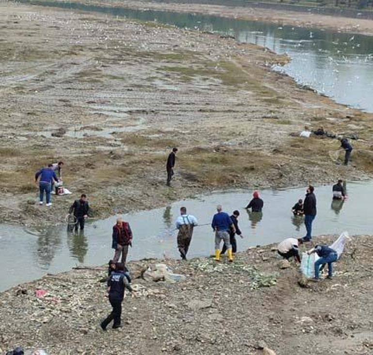 Yer: Adana Elleriyle yakaladığı balıkları çuval çuval taşıdı