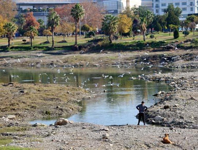 Yer: Adana Elleriyle yakaladığı balıkları çuval çuval taşıdı